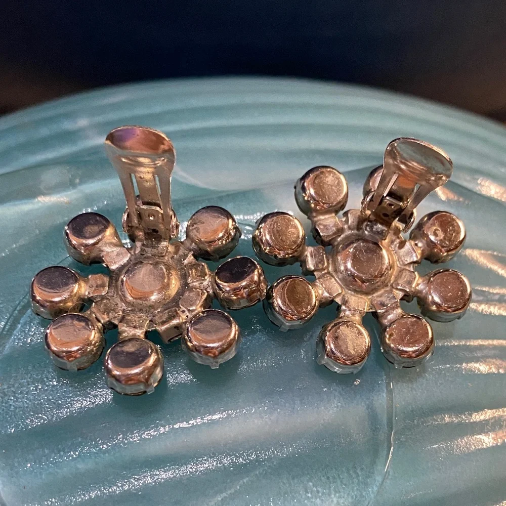 Elegant Vintage Clip Earrings - Picture 4 of 8
